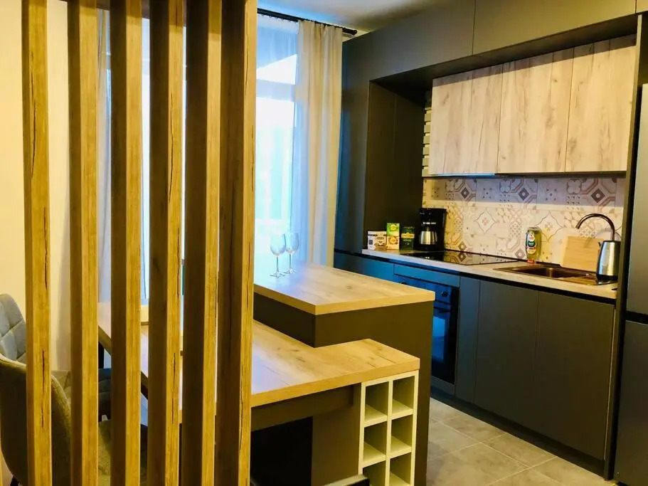 Modern and New Apartment near City Center V6B-64