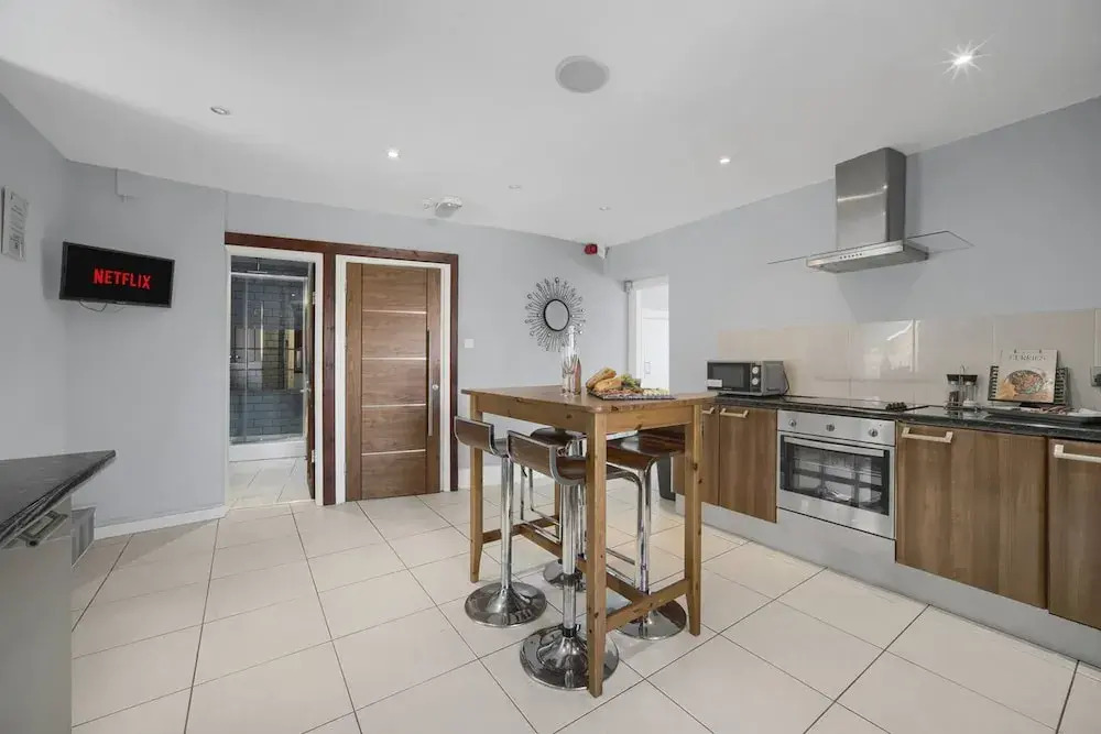 Luxury Penthouse Suite - Swansea Central - Beach