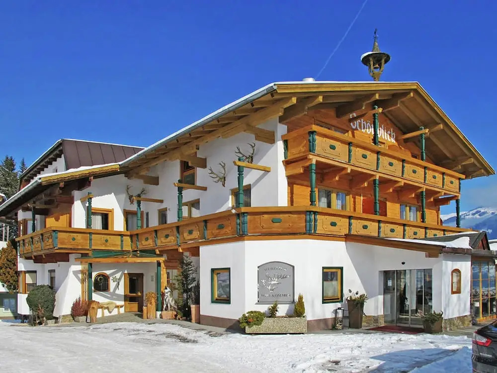Spacious Holiday Home With Balcony, Sauna, Parking
