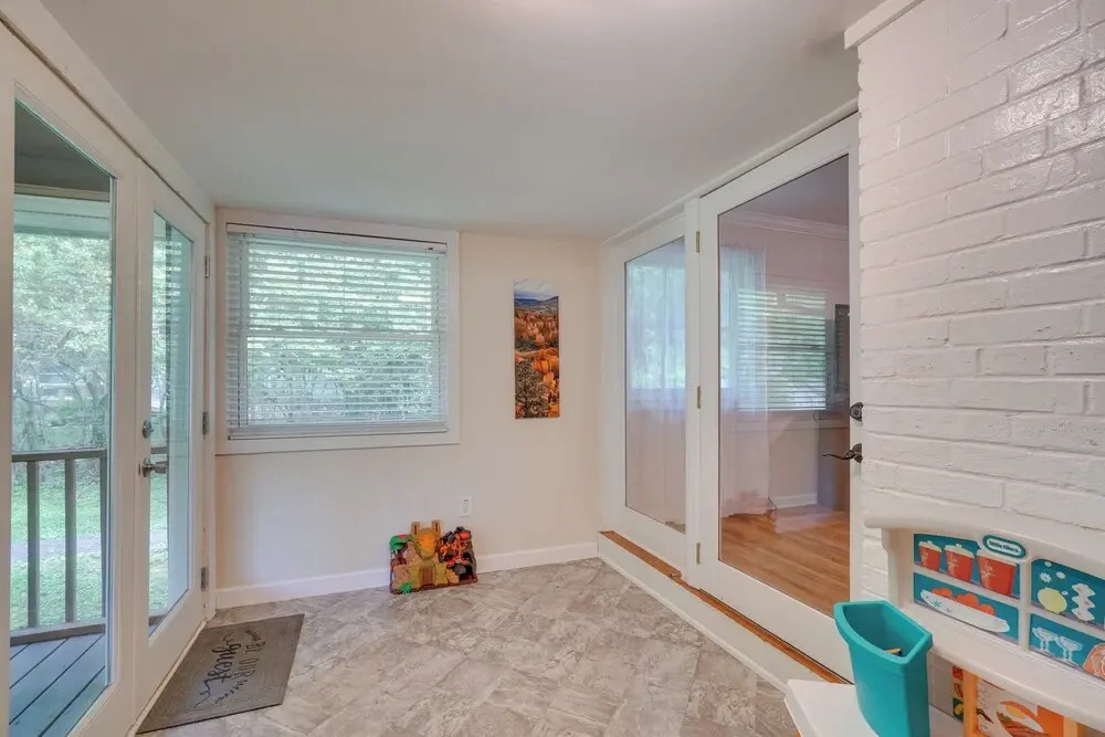 Oak Ridge Retreat w/ Porch < 1 Mi to Downtown