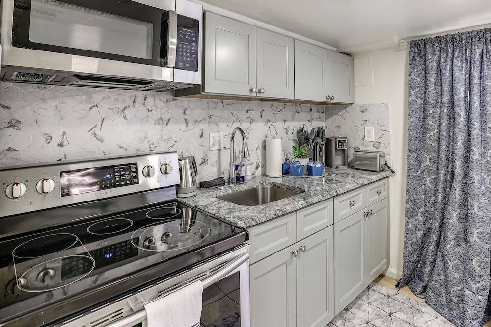 Walk to Patterson Park! Pet-friendly Townhome