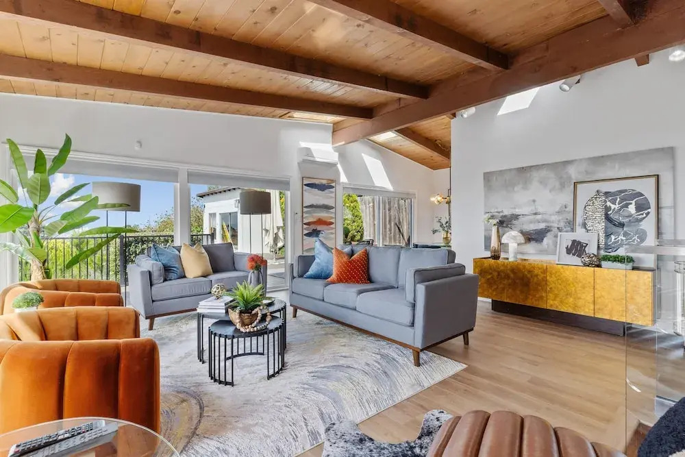 180-Degree Ocean Views Deck + Hillside