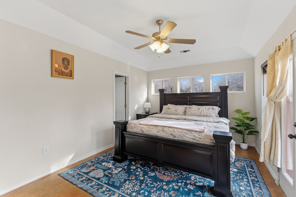 Oakwood Oasis: 1.4 Acres Of Tranquility 6 Bedroom Home