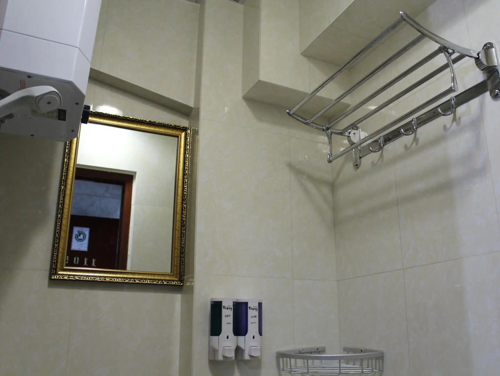 Gold Sparrow Hotel