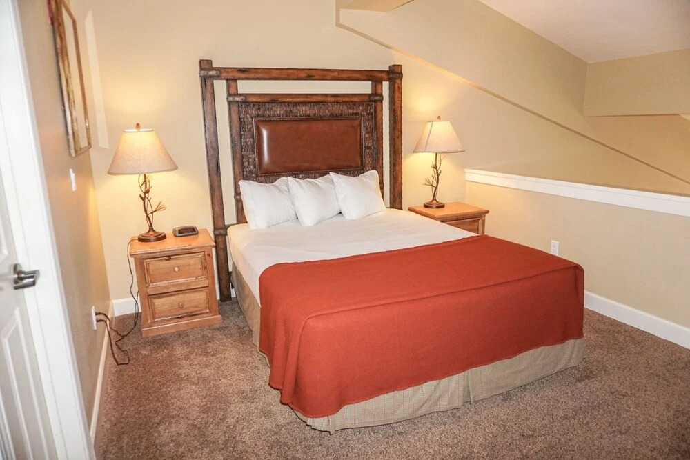 The Mountain Club #318 Village Plaza Studio Loft Suite - I condo