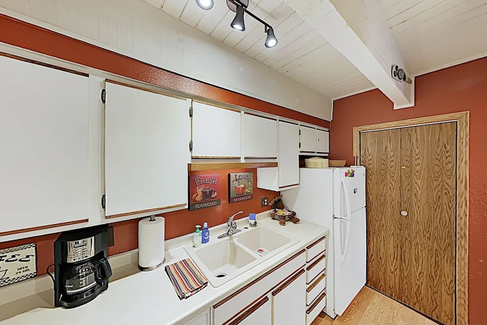 New Listing! Ski-in/ski-out : Hot Tub, Sauna 1 Bedroom Condo
