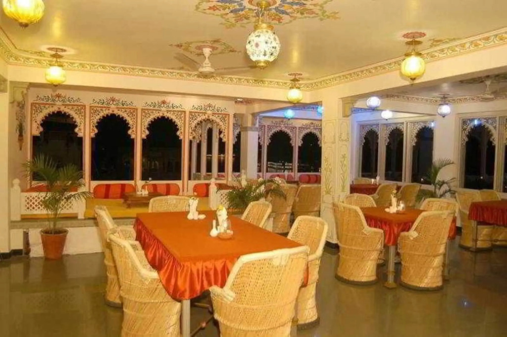 Hotel Mewar Haveli - At Lake Pichola