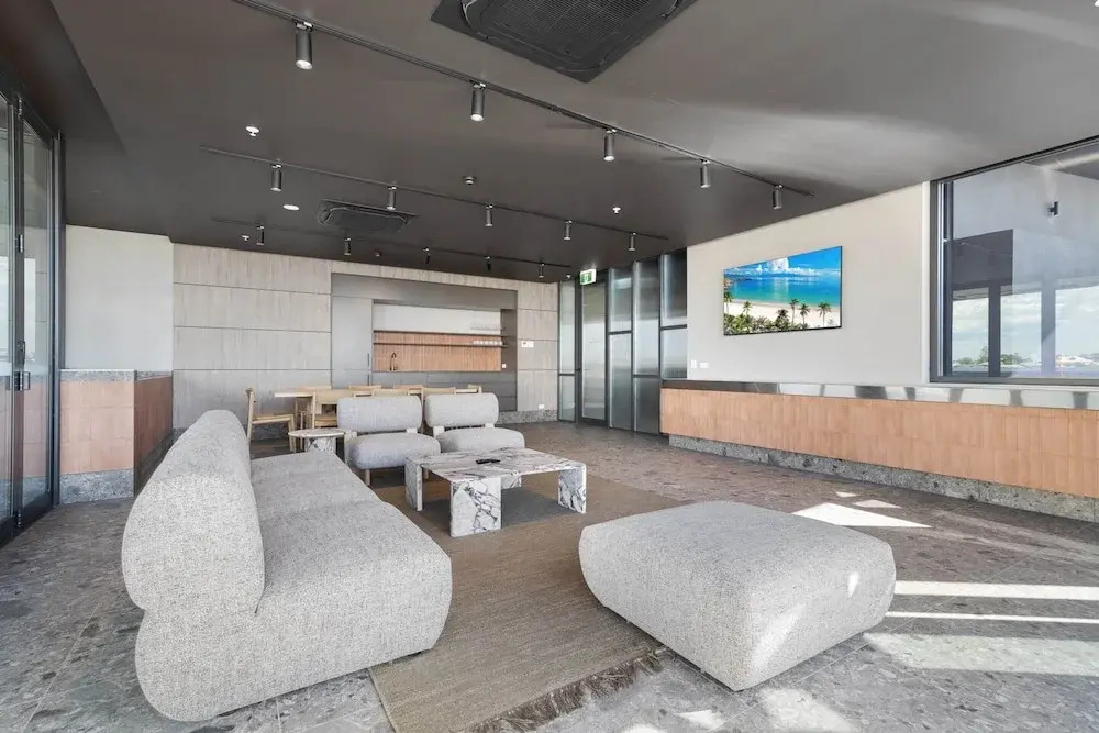 Coastal Apartment With Rooftop Pool