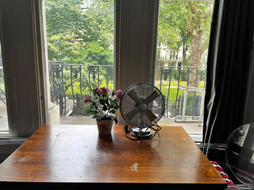 Hyde Park Studio Apartment With Private Terrace