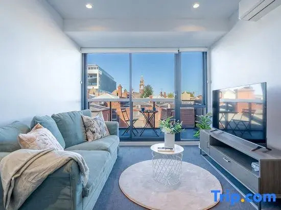Modern 2BR Apartment with Smart TV and Views