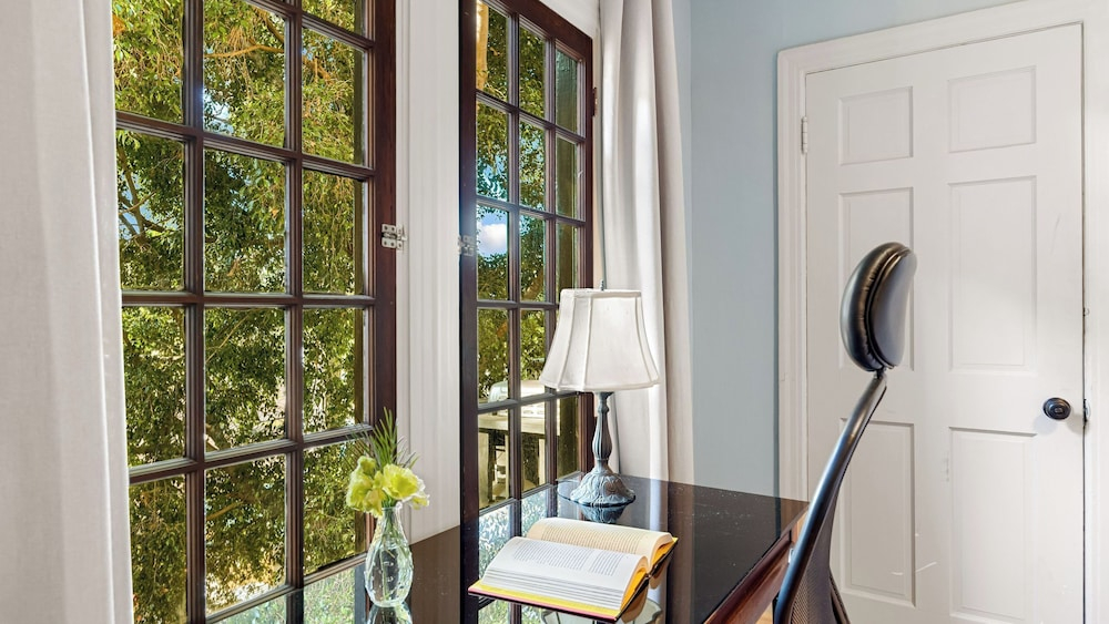 Spanish Revival Charm in Silver Lake w/ Patio, BBQ & Walkable Location Maltman Manor by Avantstay