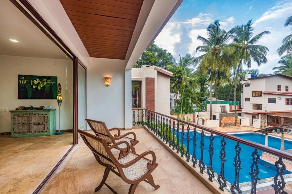 SaffronStays Casa Del Palms - 8BR luxury pool villa with gazebo, pickleball, bar & lawns near Nagaon Beach