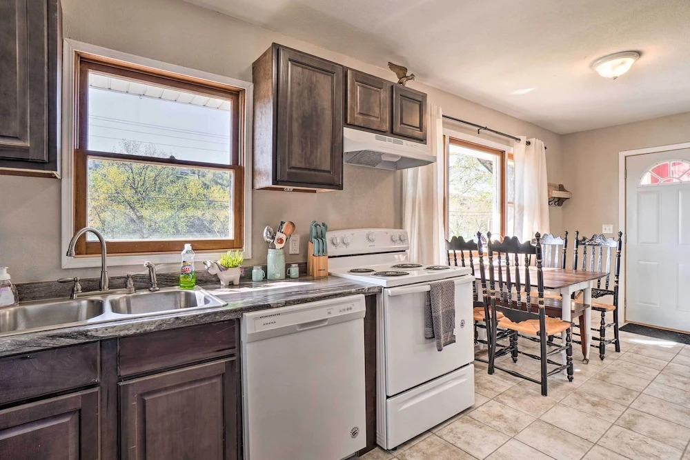 Rockaway Beach House w/ Fire Pit & River View!