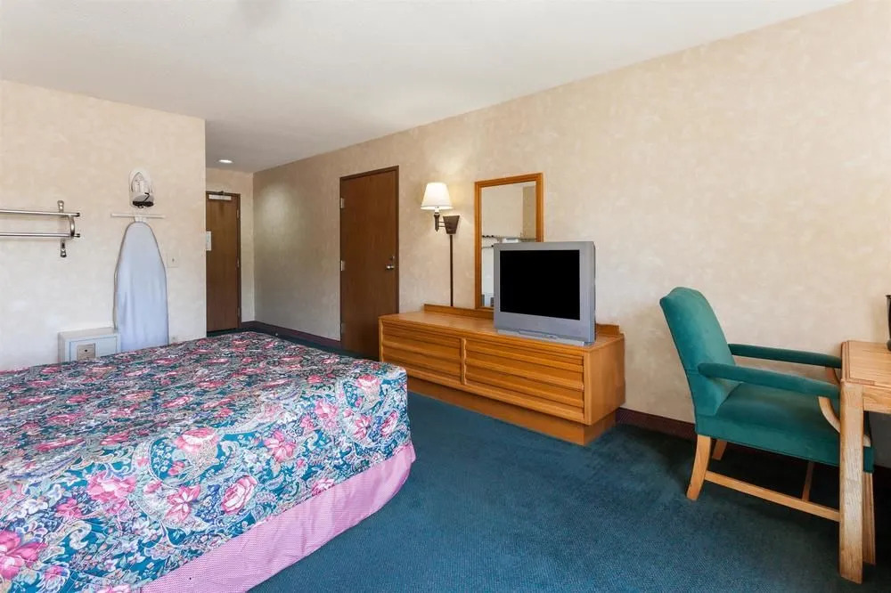 Days Inn & Suites Dundee