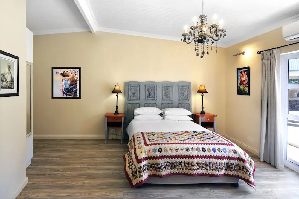 Lovely Self-catering Home, in Quiet Area, 10 Minutes Walk to Restaurants No01