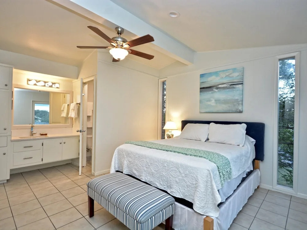 5BR 3 5BA Hill Country Lake Home by RedAwning