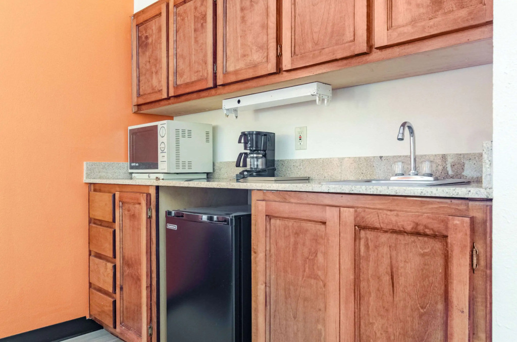 Econo Lodge Inn & Suites Gulfport Airport