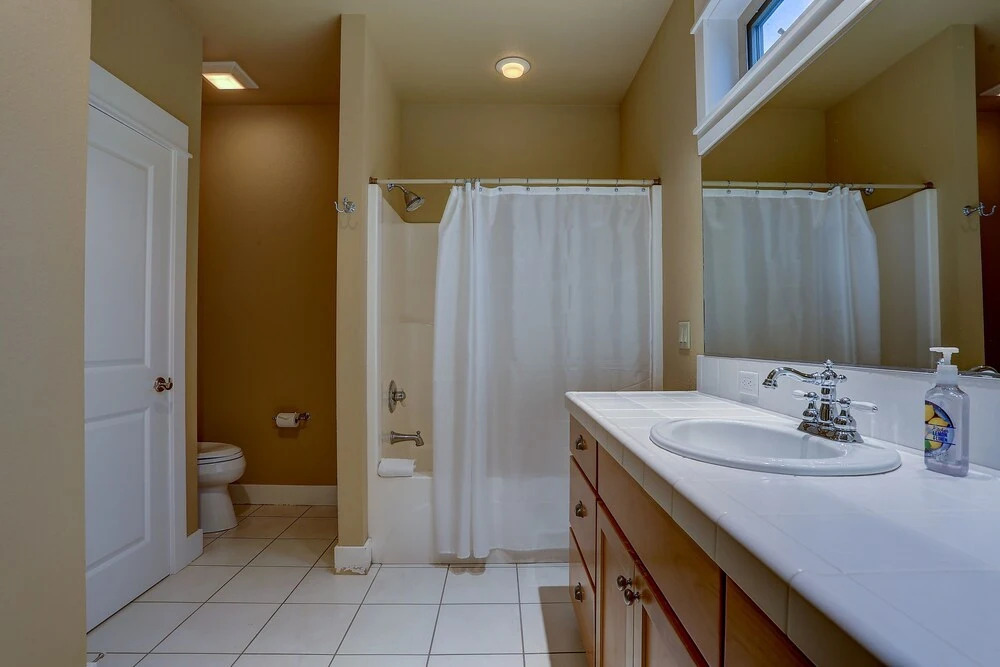 Big Pine Home with Hot Tub Close to Deschutes River Trail by RedAwning