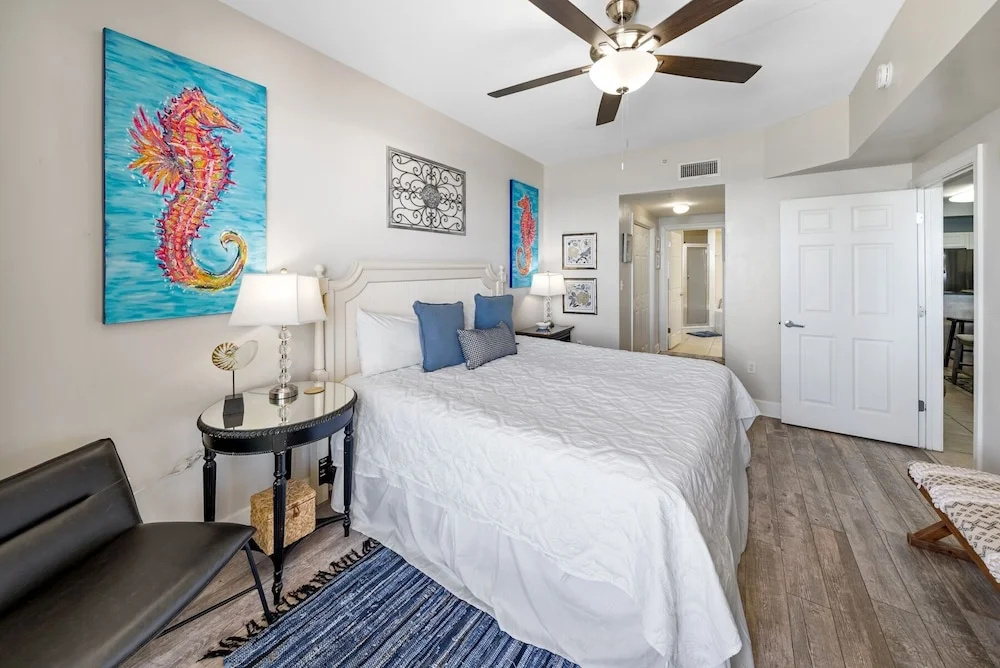 Sea-horsey 3 Bedroom Condo by RedAwning