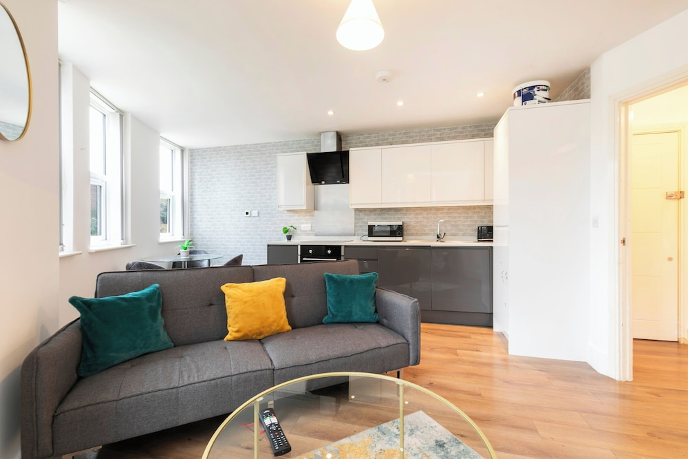 Stylish Flat in Romford - 5mins for Elizabeth Line