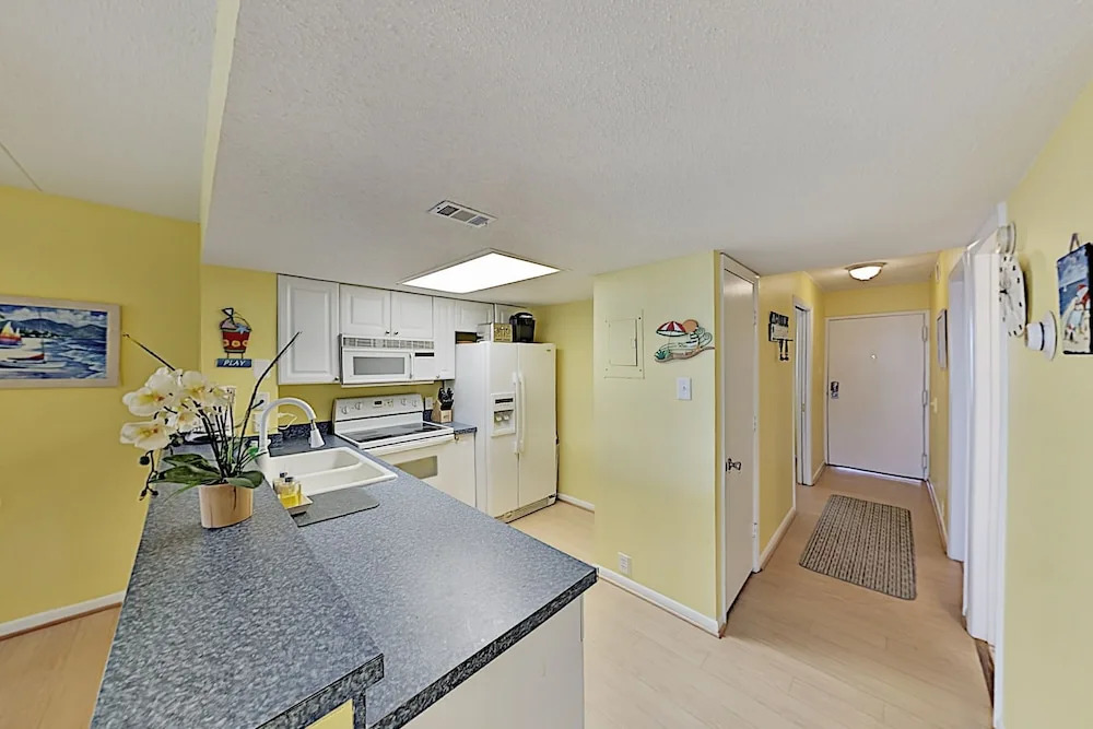 Updated End Unit W/ Ocean Views - Pools, Cinema 2 Bedroom Condo