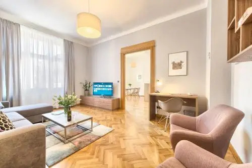 Spacious And Bright Apartment Dusni 13
