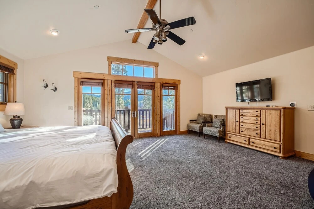 Peaks Paradise 4 Bedroom Home by RedAwning