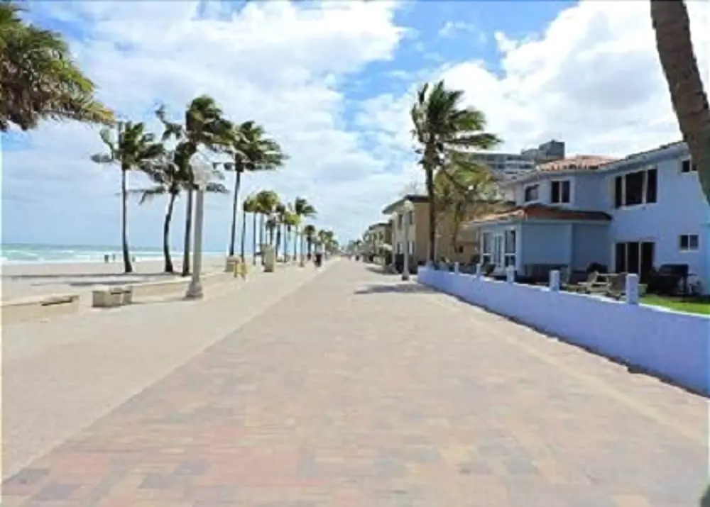 Seabreeze Beachside Studio #6 for 4 Great Location