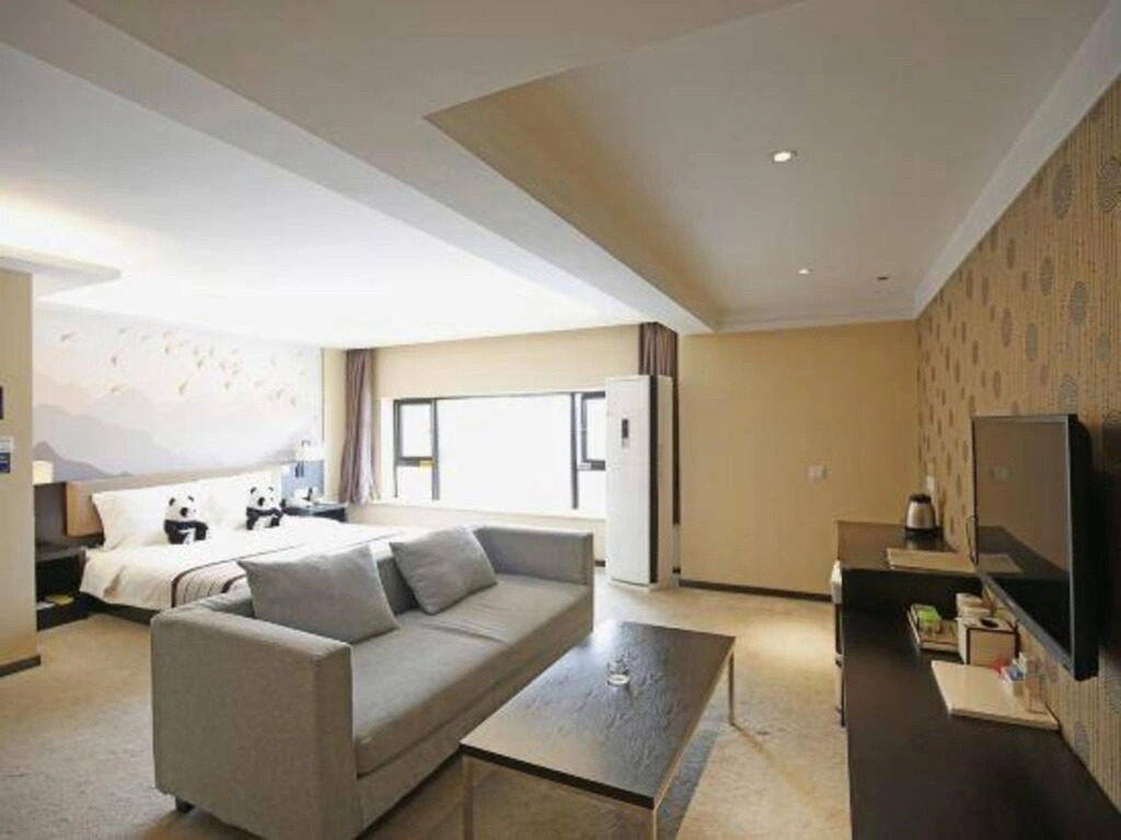 Super 8 Hotel Chengdu West Near Baicaolu Subway Station