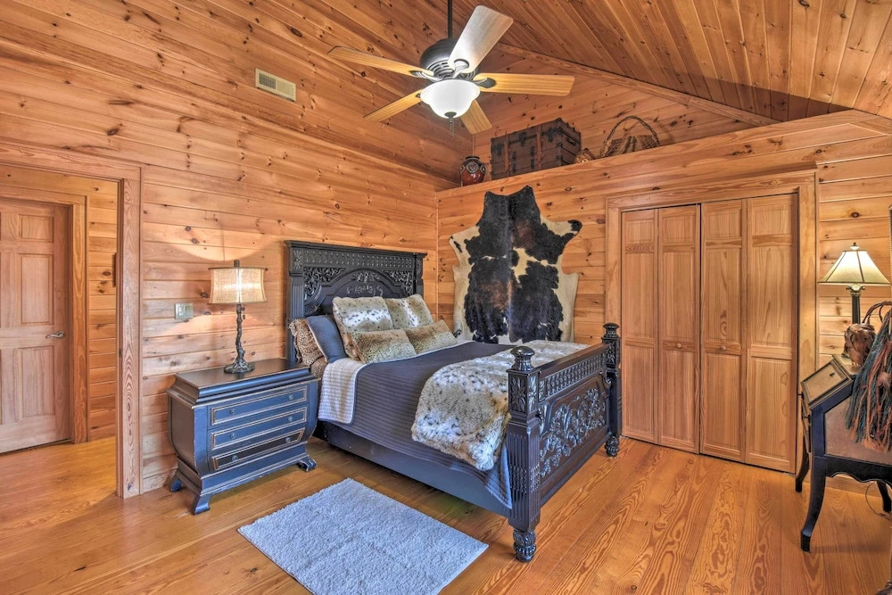Dream Catcher: Luxe Cabin w/ Large Deck + Mtn View