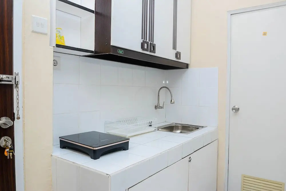 Comfy 2BR Mutiara Bekasi Apartement By Travelio