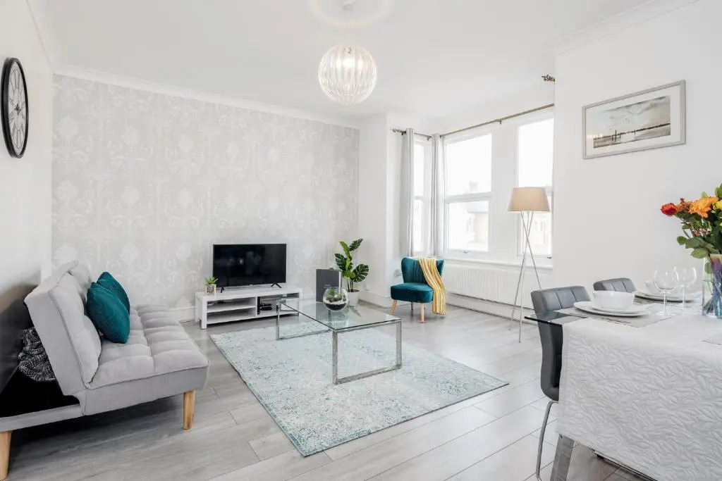 Luxury Apartment 2bed & Parking - East London - by Damask Homes