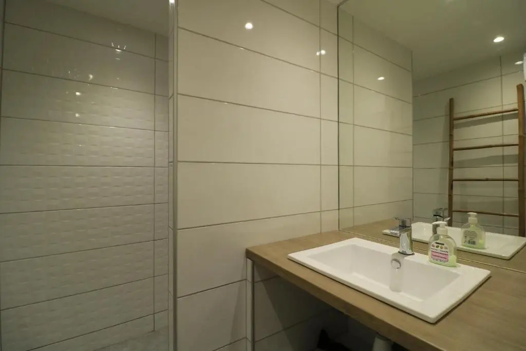 LUMINEUX 3 PIECES RENOVE FACE AU PORT l! A2B218