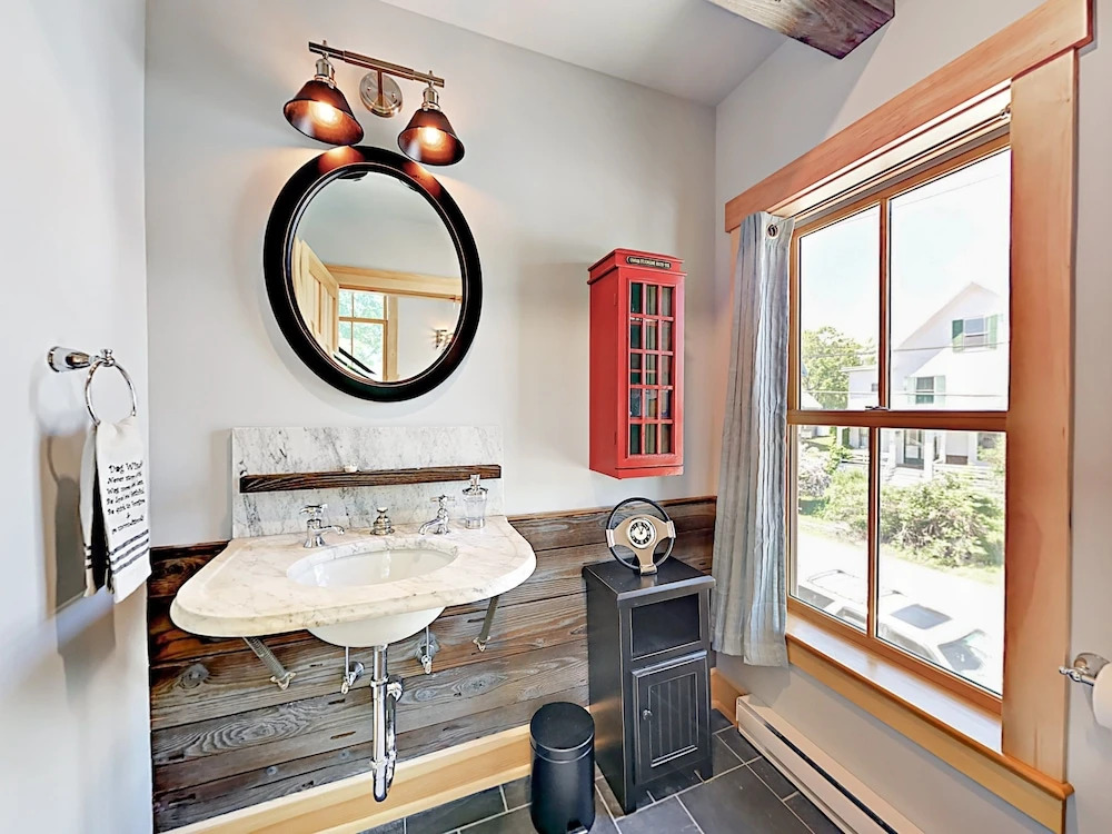 Newly Renovated 3br In Boothbay Harbor 3 Bedroom Apts