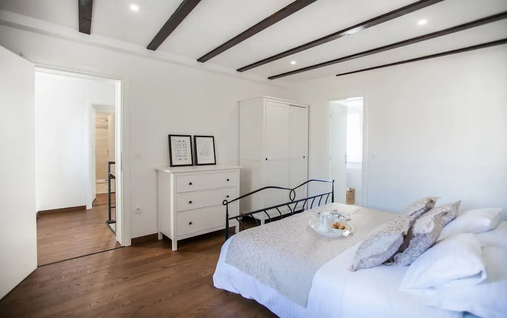 Tinel Longo, holiday home for up to 8, city center, BBQ, terrace