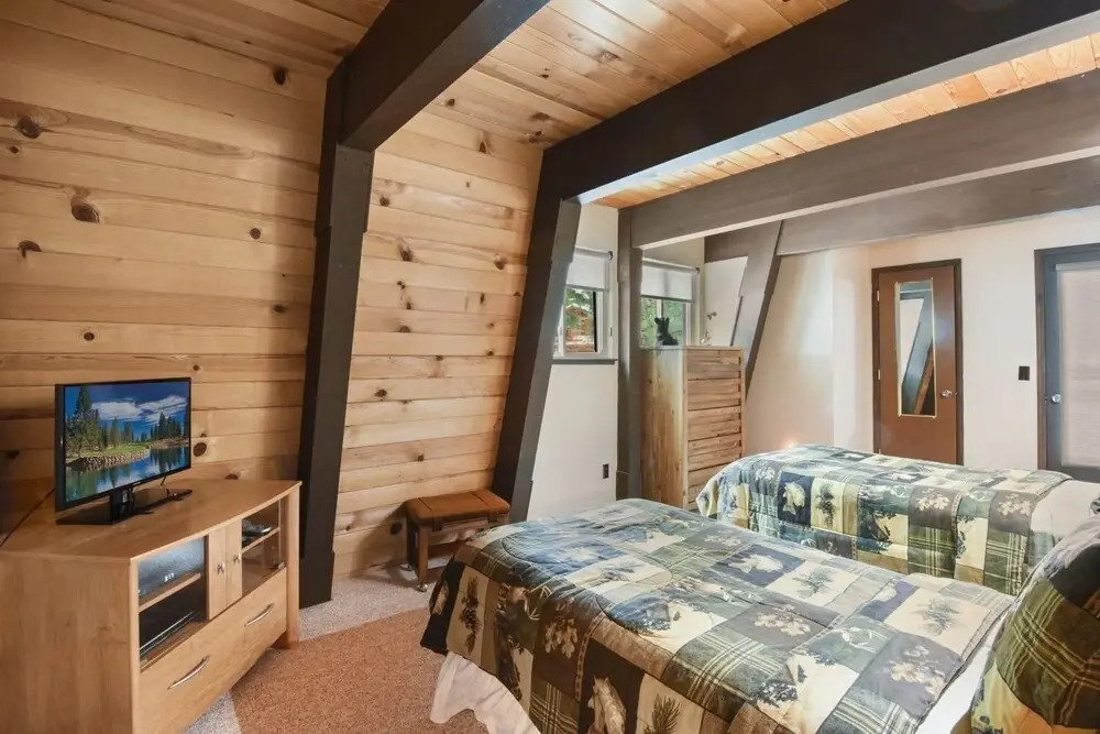 Roycraft Dog Friendly Cabin by RedAwning