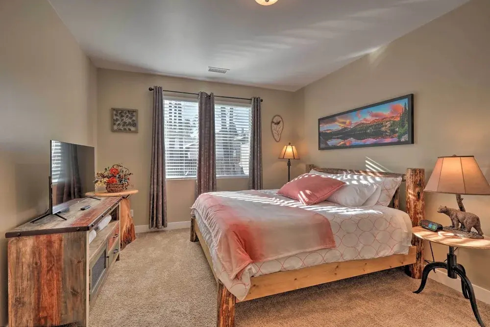 Flagstaff Family Hideaway w/ Guest House!