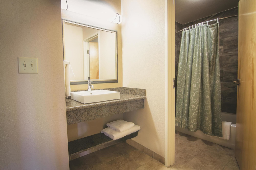 Best Western Plus Riverfront Hotel and Suites