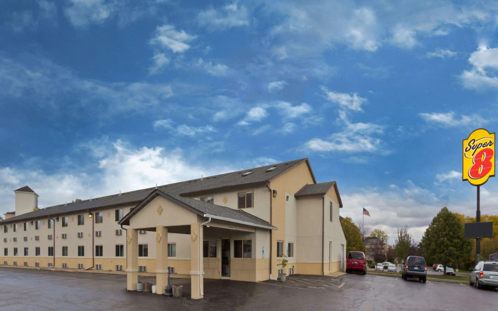 Super 8 by Wyndham Rockford I-90 Casino District
