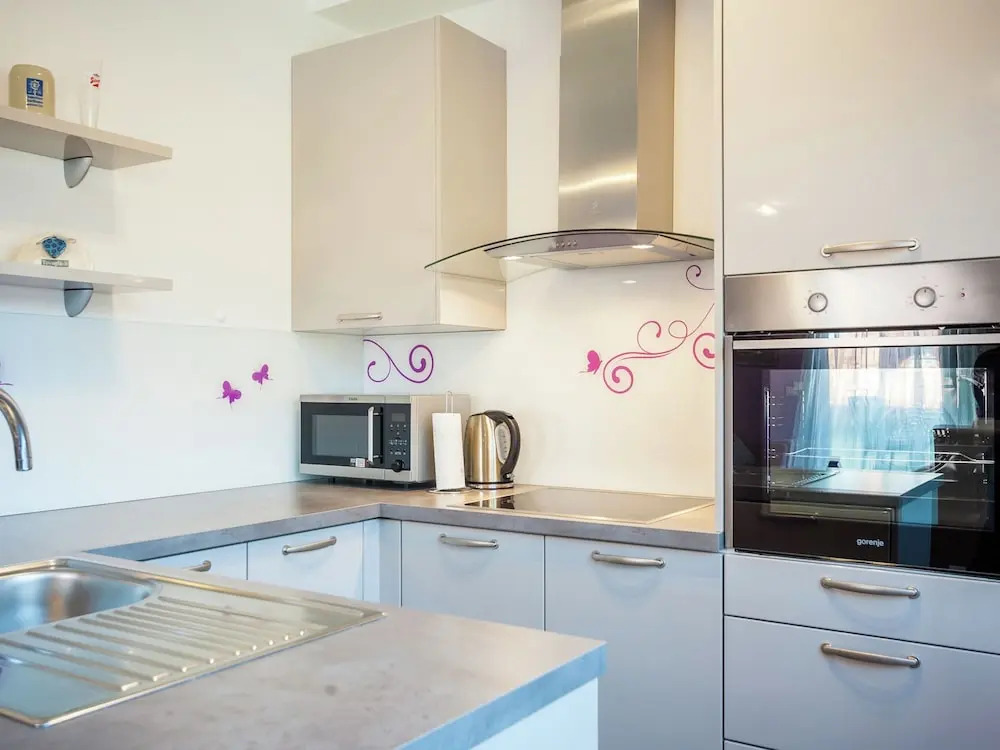 Modern Newly Built Apartment, Geat Location, Private Parking Space, WiFi