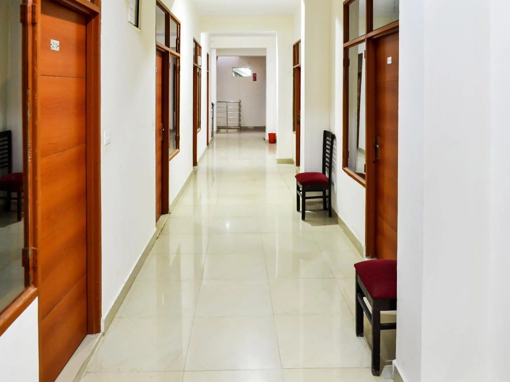 OYO 7372 Platinum Inn