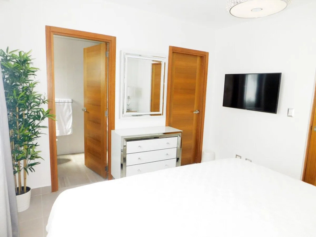 Design 1 King Bed Apt. In Piantini Center With Gym