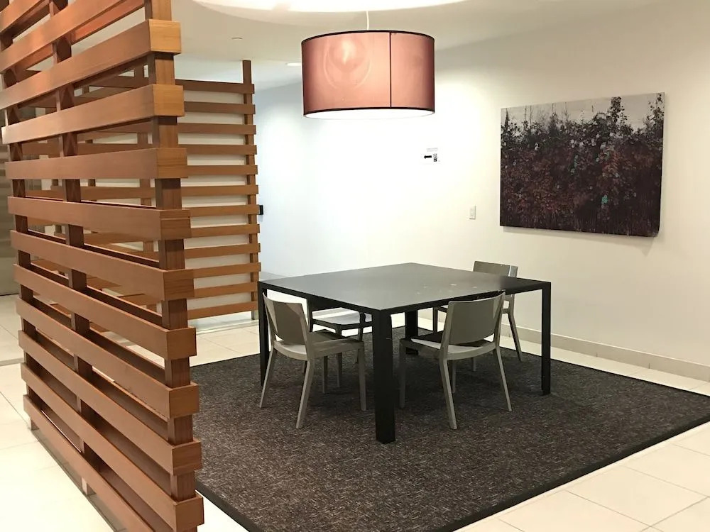 CN Tower View Design apart 3BD-2BA DT