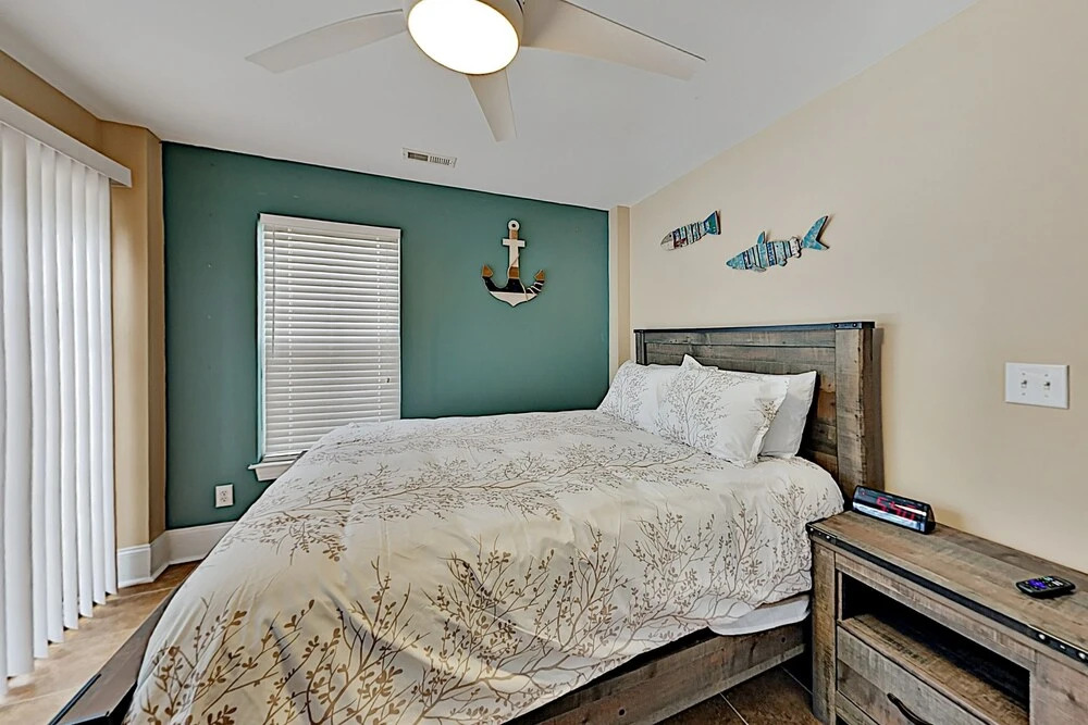 Expansive W/ Elevator - 4 Blocks To Beach 5 Bedroom Condo