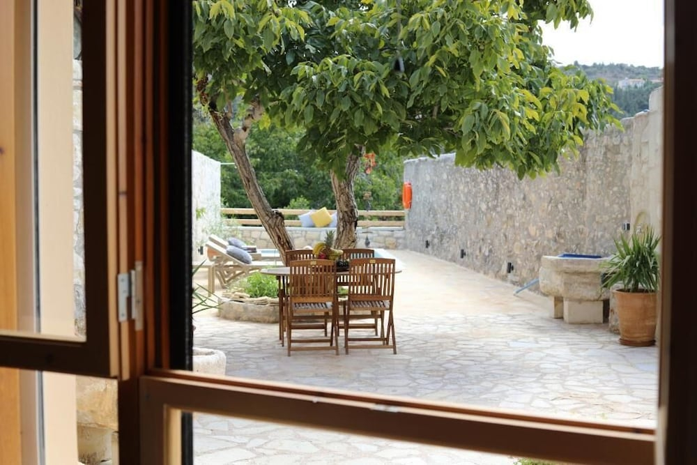 Ontas by Praxithea Traditional Home
