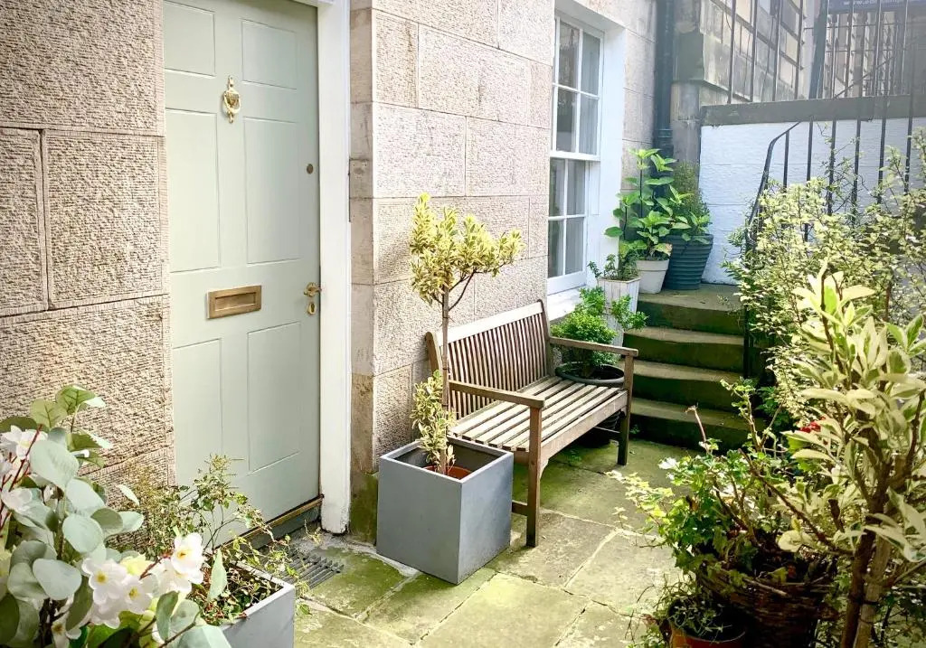 Contemporary Edinburgh 2B City Centre garden flat, close to Castle