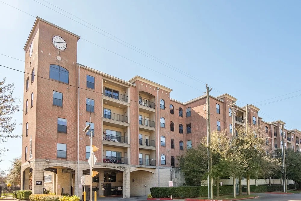 1 and 2 BR Apts in Downtown by Frontdesk