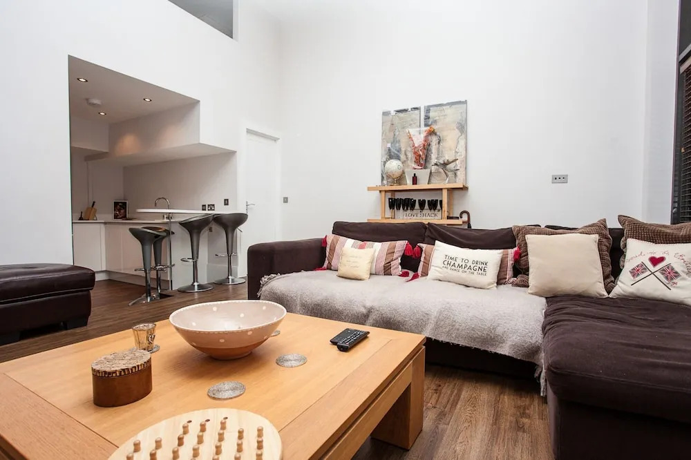 Contemporary 3 Bedroom Apartment In Battersea