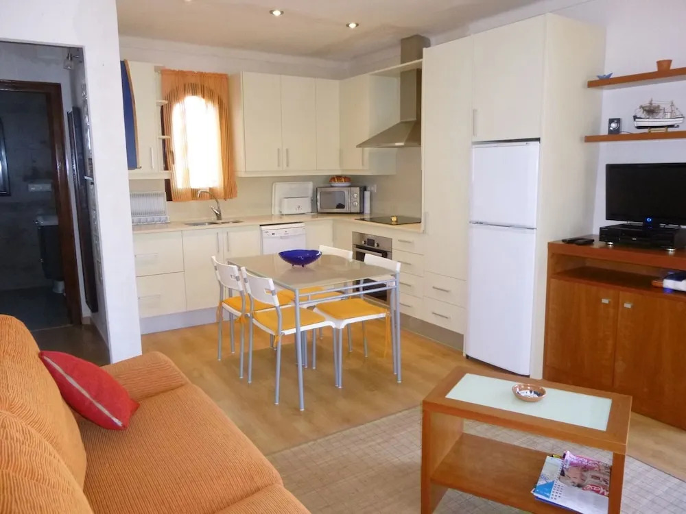 Comely Holiday Home in Empuriabrava With Barbecue