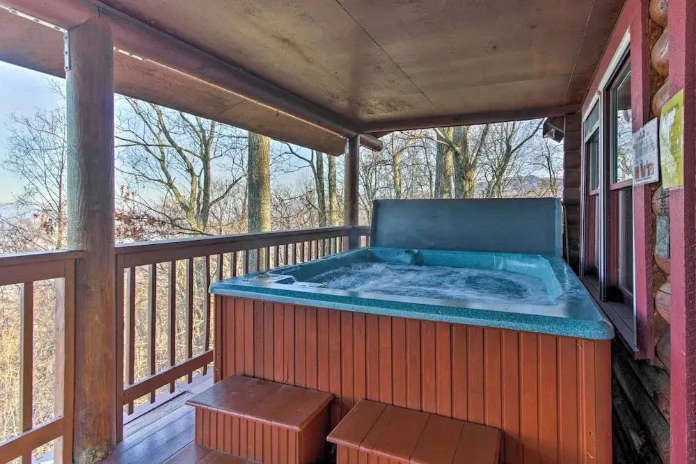 2 Mi to Ober Mtn: Hot Tub & Deck at Cozy Cabin